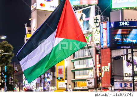 日本の東京都市景観 世界が抱える問題…「日本政府停戦求めろ」の訴えや振られる国旗＝17日、渋谷駅前 112672745