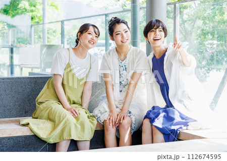 女子旅で足湯を楽しむ3人の女性 112674595