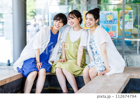 女子旅で足湯を楽しむ3人の女性 112674794