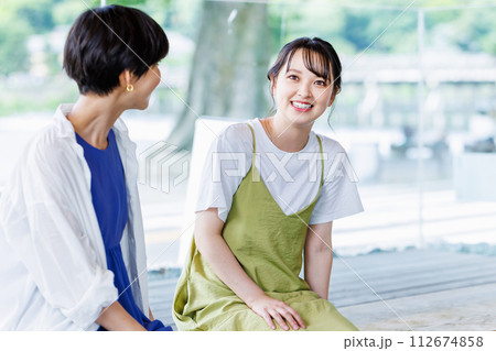 旅先で足湯を楽しむ女性 旅先で足湯を楽しむ女性 112674858