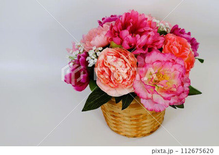 牡丹、芍薬、カスミソウの花籠3 牡丹、芍薬、カスミソウの花籠3 112675620