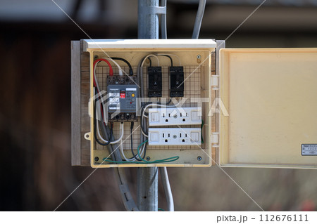 工事現場　仮設電気の分電盤 112676111
