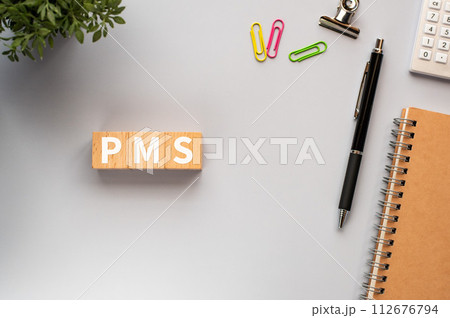 PMSという単語のある木キューブがあります。それは人目を引く画像としてです。 112676794