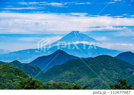 （静岡県）梅雨の晴れ間・初夏の葛城山から爽やかな富士山 112677987