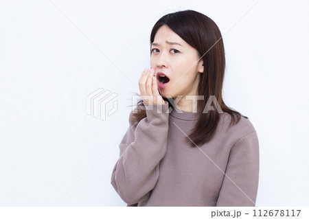 口臭を気にする女性 口臭を気にする女性 112678117