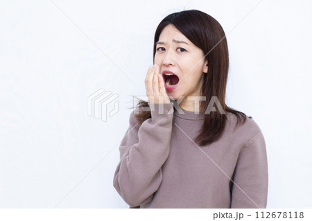 口臭を気にする女性 口臭を気にする女性 112678118