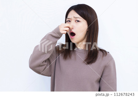 臭いを気にする女性 112678243