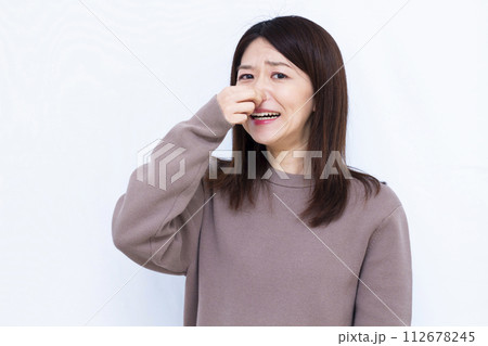 臭いを気にする女性 112678245