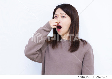 臭いを気にする女性 臭いを気にする女性 112678246