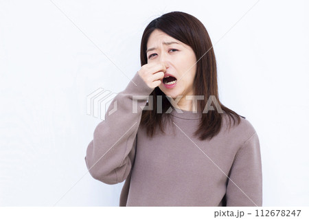 臭いを気にする女性 臭いを気にする女性 112678247