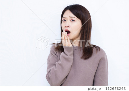口臭を気にする女性 112678248