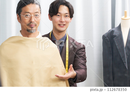 パーソナルカラー診断を行うファッションアドバイザー パーソナルカラー診断を行うファッションアドバイザー 112678350