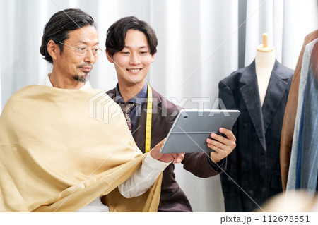 パーソナルカラー診断を受ける年配男性 112678351