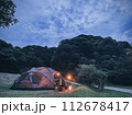 キャンプ場での焚き火 112678417