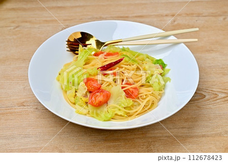 春キャベツとアンチョビのパスタ。スパゲッティ、イタリアン。 春キャベツとアンチョビのパスタ。スパゲッティ、イタリアン。 112678423