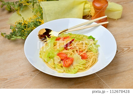 春キャベツとアンチョビのパスタ。スパゲッティ、イタリアン。 112678428