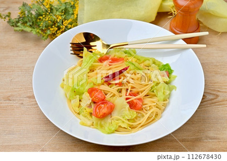 春キャベツとアンチョビのパスタ。スパゲッティ、イタリアン。 春キャベツとアンチョビのパスタ。スパゲッティ、イタリアン。 112678430