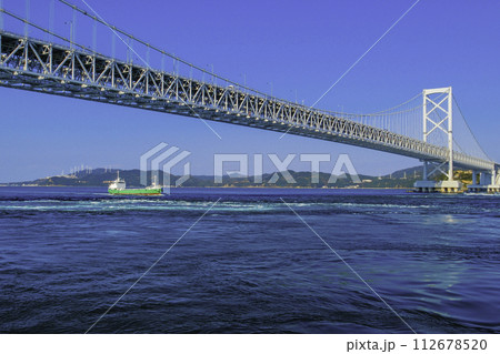 貨物船と鳴門大橋 貨物船と鳴門大橋 112678520