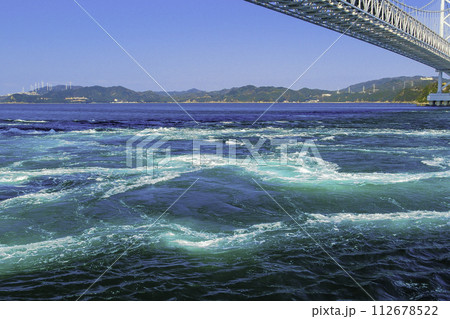 鳴門大橋と渦潮 112678522