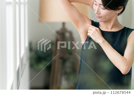 脇の下を見る女性 112678544