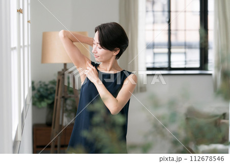 脇の下を見る女性 112678546
