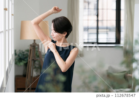 脇の下を見る女性 脇の下を見る女性 112678547