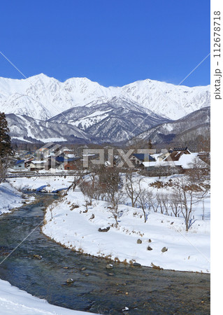 白馬村 雪景色の大出公園と北アルプス 白馬村 雪景色の大出公園と北アルプス 112678718