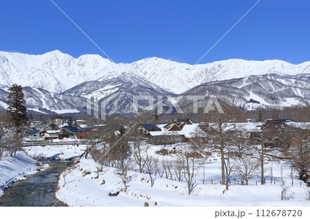 白馬村 雪景色の大出公園と北アルプス 白馬村 雪景色の大出公園と北アルプス 112678720