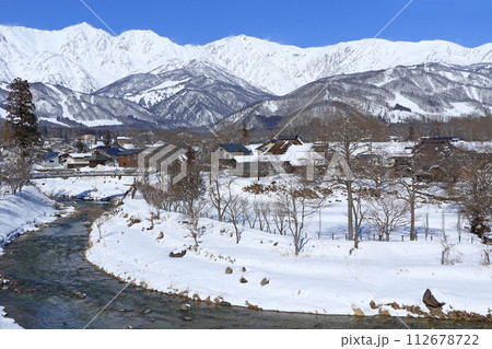 白馬村 雪景色の大出公園と北アルプス 白馬村 雪景色の大出公園と北アルプス 112678722