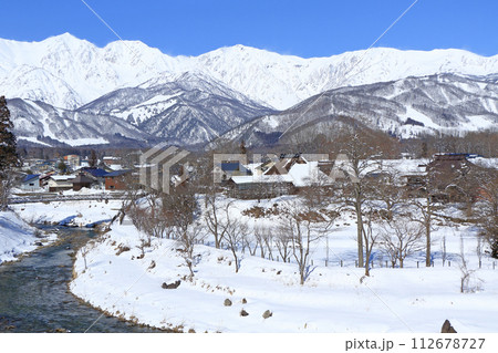 白馬村 雪景色の大出公園と北アルプス 白馬村 雪景色の大出公園と北アルプス 112678727