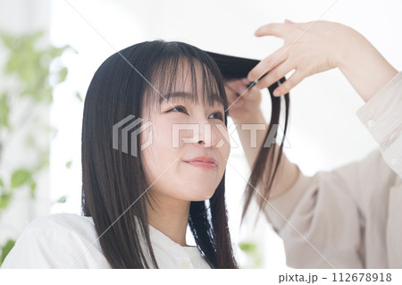 美容室でのヘアセットやカットカラーリングなどの様子の女性 クローズアップ 美容室でのヘアセットやカットカラーリングなどの様子の女性 クローズアップ 112678918