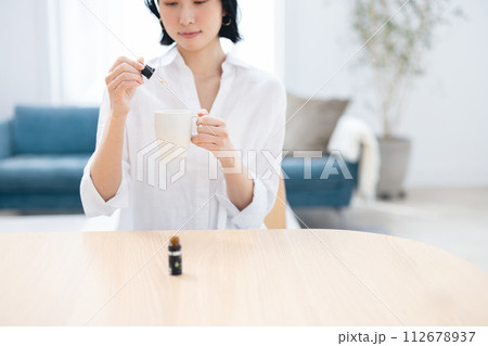 ティータイムを楽しむ女性 ティータイムを楽しむ女性 112678937