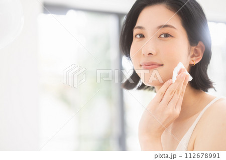 ビューティー　スキンケア　女性イメージ 112678991