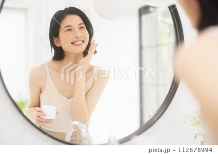スキンケアをする若い女性 112678994