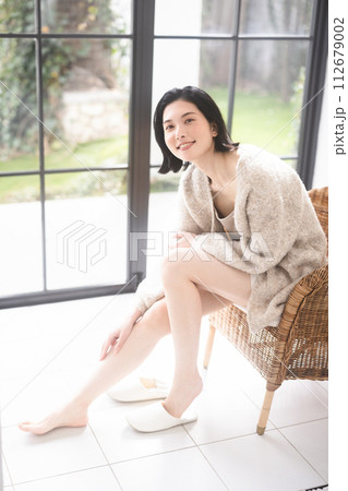 足をマッサージする若い女性 112679002