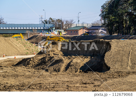 河川敷の護岸工事と工事車両　都幾川 2024.02　a-1 112679068