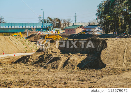 河川敷の護岸工事と工事車両　都幾川 2024.02　a-4 フィルム調 112679072