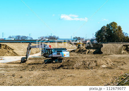 河川敷の護岸工事と工事車両　都幾川 2024.02　b-3 ライトカラー 112679077
