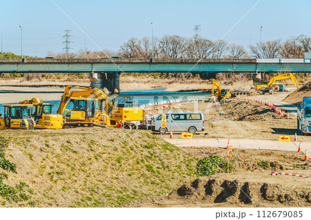 河川敷の護岸工事と工事車両　都幾川 2024.02　c-4 フィルム調 112679085