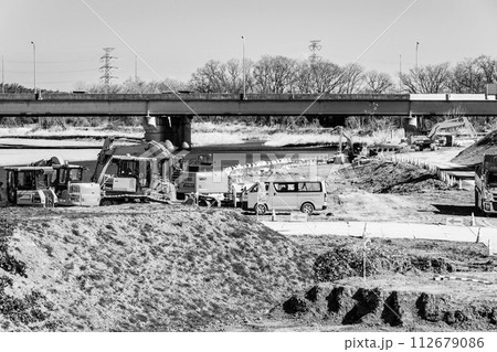 河川敷の護岸工事と工事車両 都幾川 2024.02 c-5 モノクロ 河川敷の護岸工事と工事車両 都幾川 2024.02 c-5 モノクロ 112679086