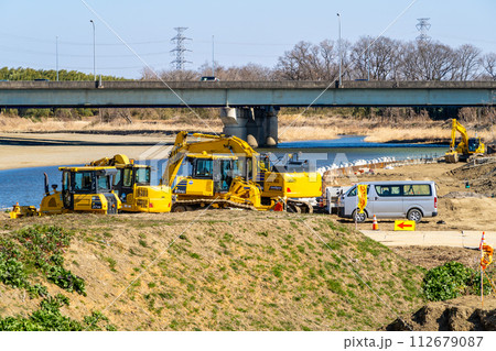 河川敷の護岸工事と工事車両　都幾川 2024.02　d-1 112679087