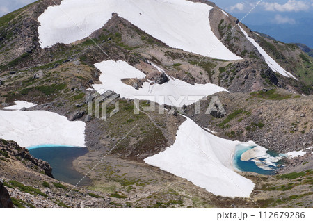 白山　御前峰からの展望　大汝峰と池 112679286