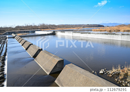 明戸白糸の滝　明戸床止め　荒川の冬景色　熊谷市　 112679291