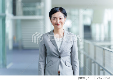 ビジネスウーマン　ポートレート 112679298