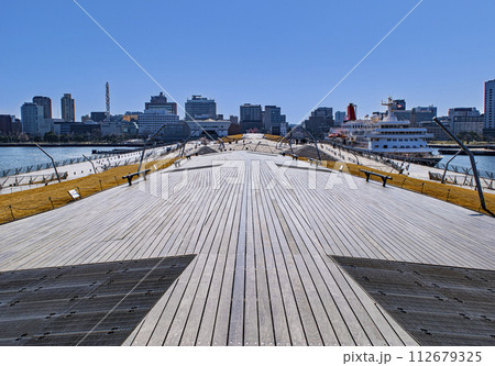 横浜港　大さん橋　ウッドデッキの国際客船ターミナル 112679325
