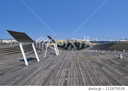 横浜港　大さん橋　ウッドデッキの国際客船ターミナル 112679326