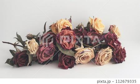 バラのドライフラワーの花束 112679335