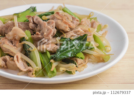 小松菜と豚肉とモヤシの炒め物 112679337