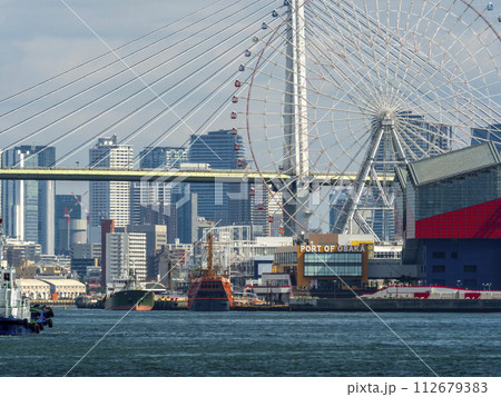大阪港の天保山と建ち並ぶビル群の風景 112679383