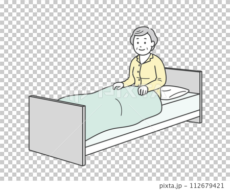 ベッドから起き上がるパジャマ姿で笑顔の高齢女性と介護ベッド 112679421